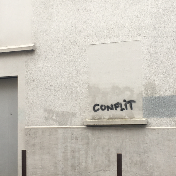 Un tag Conflit sur un mur