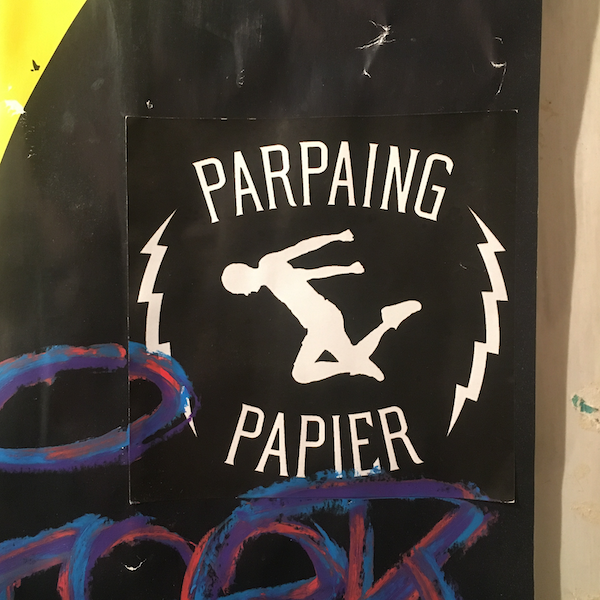 Un sticker nommé Parpaing Papier représentant un personnage qui donne un coup de tête